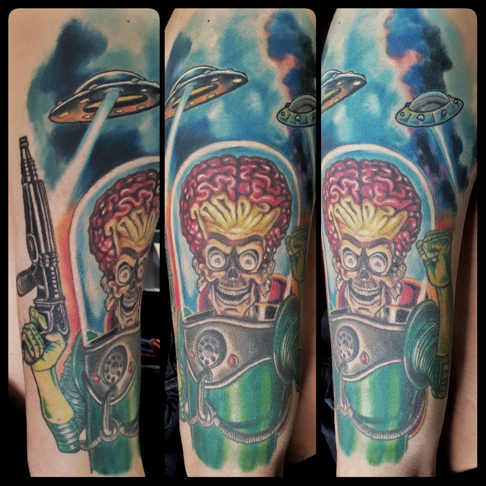 Photographies originales d’un tatouage inspiré de Mars Attacks, sous plusieurs angles.